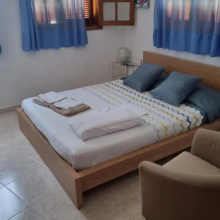 La Palmera1 Casa Al Primer Piso Con 2 - Two Bedroom House On The First Floor --- La Palmera 2 Casa En Planta Baja Con 1 Dormitorio, One Bedroom House On The Ground Floor بيت للعطل *