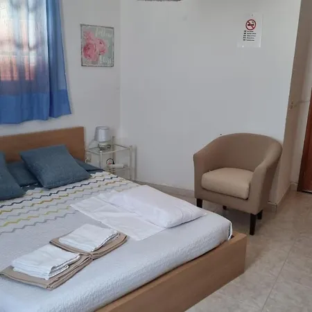 La Palmera1 Casa Al Primer Piso Con 2 - Two Bedroom House On The First Floor --- La Palmera 2 Casa En Planta Baja Con 1 Dormitorio, One Bedroom House On The Ground Floor * أَغايتي