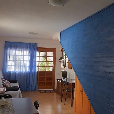 La Palmera1 Casa Al Primer Piso Con 2 - Two Bedroom House On The First Floor --- La Palmera 2 Casa En Planta Baja Con 1 Dormitorio, One Bedroom House On The Ground Floor بيت للعطل *